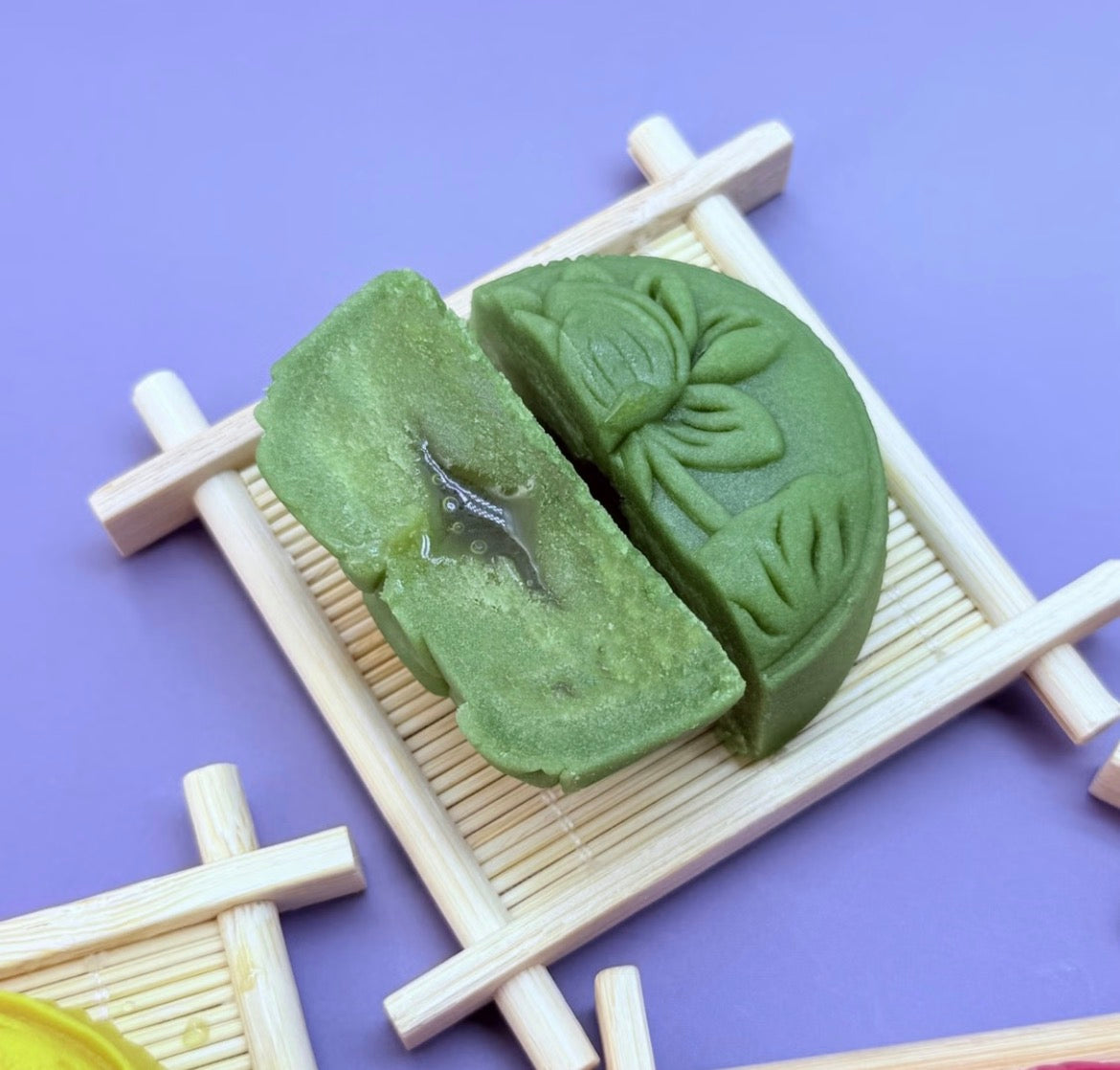 Mooncake Gift Box 6pcs Seasonal Mid-Autumn Flavors 300 g